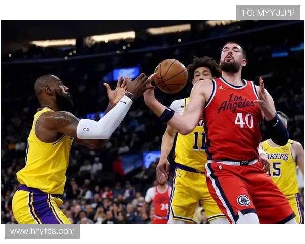 原创快船上半场打得不错，三分20中10，仅落后湖人3分，祖巴茨无优势